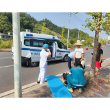 全域文明创建在行动丨骑车男子突发疾病晕倒路边  凤凰交通执法暖心救助顺利就医