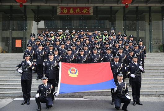 凤凰公安庆祝“中国人民警察节”举行升警旗、重温入警誓词活动
