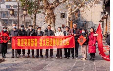 全域文明创建在行动丨凤凰县文联进社区开展“笔墨迎新”送春联活动