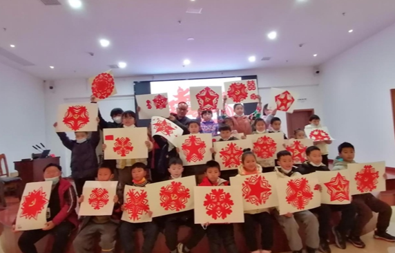 凤凰县图书馆举办“学习二十大  奋进新征程”迎新春亲子剪纸公益培训