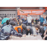 凤凰城管：写春联 打糍粑 多彩活动迎新年