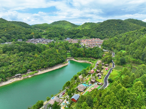 绿水青山间的老家寨（吴东林 摄）.jpg