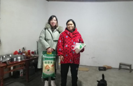 凤凰县图书馆：节前送温暖  真情暖民心