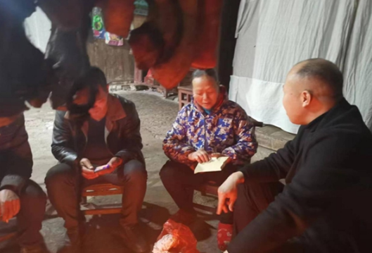 凤凰县政府办：春节送温暖 真情暖人心