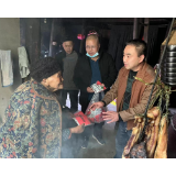 暖心！凤凰县市监局向联系村困难群众免费发放“防疫健康包”