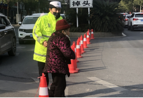 组图丨感动！凤凰公安民辅警春节守护路上的暖心镜头
