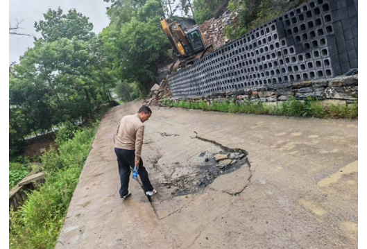 凤凰：巡察回访暖民心，塌陷路变“放心路”