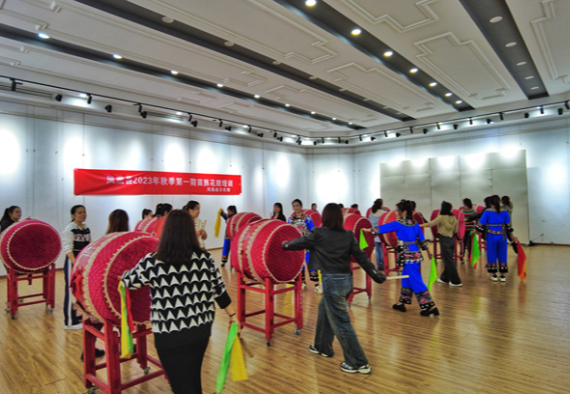 文明新风润湘西丨学苗鼓传非遗 凤凰县开展苗族花鼓公益培训