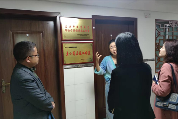 凤凰赴湘西州民族中医院交流学习“名医工作室”建设经验