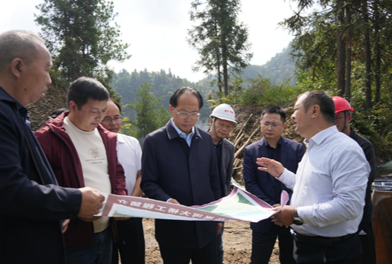 毛家就加快推进重点项目建设进行现场办公