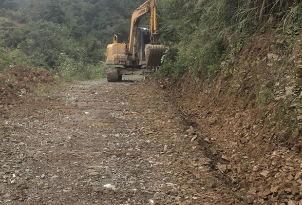 凤凰县林峰乡黄罗寨村：整修产业路 畅通振兴路