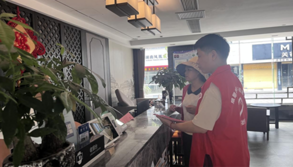 文明新风润湘西丨凤凰县沱江镇古城社区走访辖区商户,助力优化营商环境