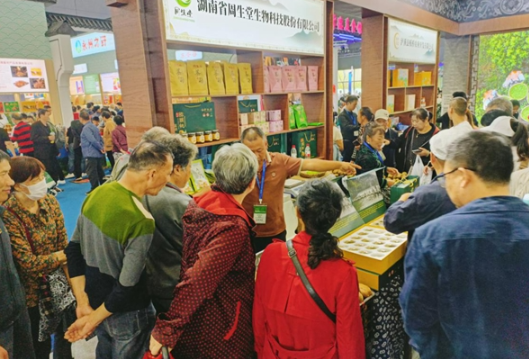凤凰县农业农村局：组织参展企业为农博会添彩