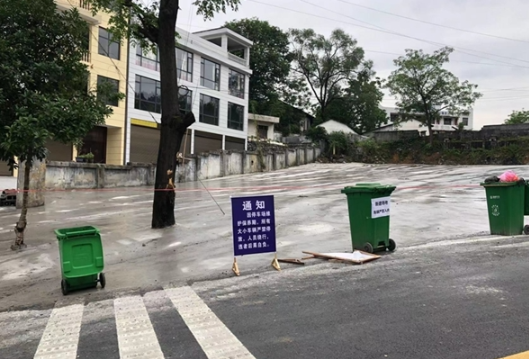 凤凰县吉信镇从点滴细节优化营商环境按下停车场建设“快进键”