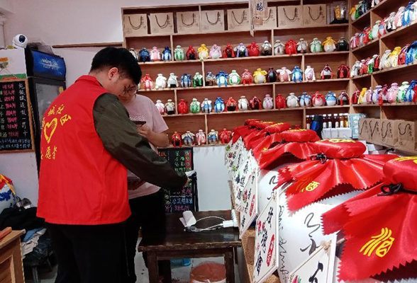 文明新风润湘西丨凤凰县沱江镇古城社区开展防火安全宣传培训暨共建诚信社区宣传活动，助力优化营商环境