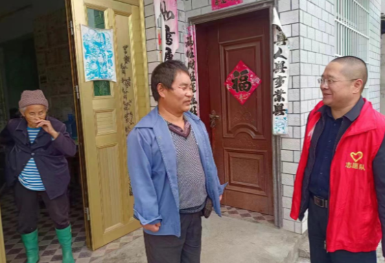 优化营商环境在行动丨凤凰县廖家桥镇林寨村：推进惠民政策入家门