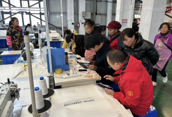 优化营商环境在行动丨凤凰农商银行：上门开卡进企业，金融服务显温情