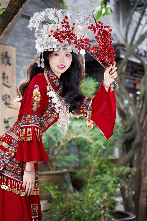 红色少女-李卫.jpg