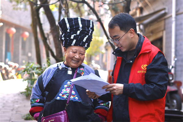 凤凰：文明理念深入人心（通讯员 胡湘玉）今年以来，凤凰县坚持“全域、全员、全面、全程”抓实抓细文明创建各项工作，不断巩固创建成效，让文明之花常开盛放。图为日前，凤凰县党员志愿者在古城内给苗族群众宣传文明城市创建知识，弘扬文明新风，提高市民文明素质,让文明理念深入人心。.jpg