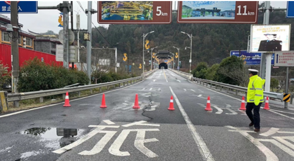 凤凰公安交警恶劣天气坚守岗位保障辖区道路安全畅通