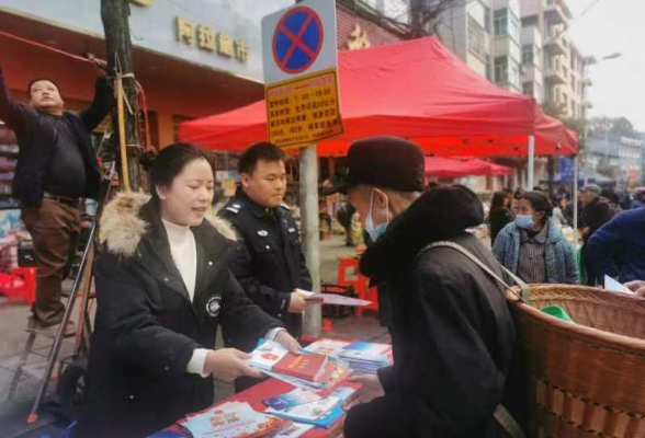 凤凰县阿拉营镇开展“政务公开主题日”活动，优化营商环境