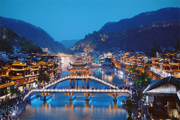 凤凰古城迷人夜色吸引各地游客慕名前往。（石丹丹 17673434992）.jpg