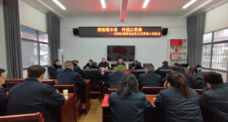凤凰城管：召开执法队员英勇救人表彰会