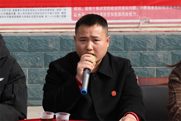 2.吉信法庭工作人员为学生们授课.jpg