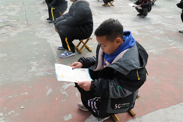 3.学生认真了解法律知识.jpg