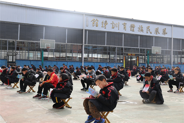 4.认真听课的学生们.jpg