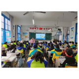 戴头盔 保安全 促文明 ——凤凰县南华小学召开交通安全主题班会