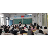 凤凰县三拱桥中学开展“学会自我防卫，构筑和谐天空”未成年人防性侵安全进校园知识讲座