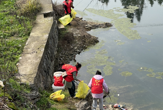 凤凰县新场镇：开展“学雷锋  我行动”雷锋纪念日志愿服务活动