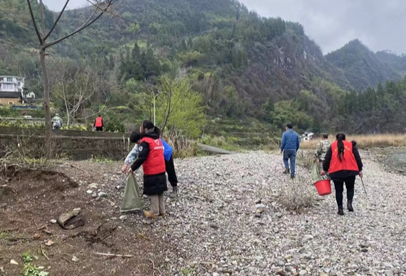 凤凰县廖家桥镇：清理河道垃圾，净水源，美环境