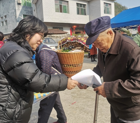 凤凰县林峰乡：惠农补贴政策宣传进虚场
