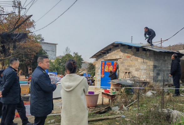 凤凰城管:强力拆除“违建”砖房60约平方米  ——2023年“楼顶革命”持续推进专题报道五