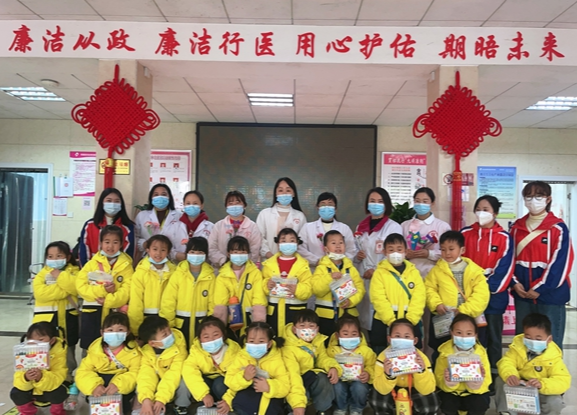 “春暖花开，芳华绽放”凤凰县箭道坪幼儿园开展了“三·八”妇女节献花活动