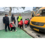 凤凰县吉信镇：盯紧校车重点部位 守牢学生乘车安全