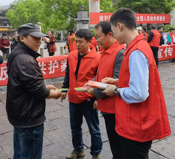 发放宣传资料.png
