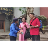 凤凰城管：拾金不昧扬善举   弘扬正气受好评