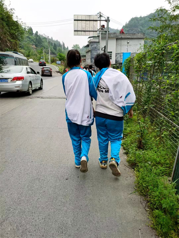 相互搀扶着前行。.jpg