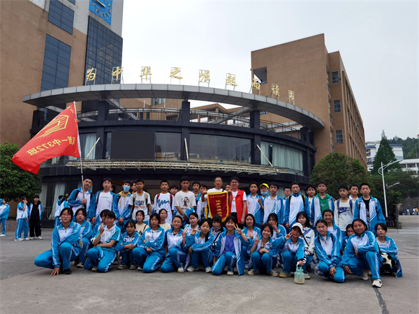 为徒步拉练英雄班级授奖。.jpg