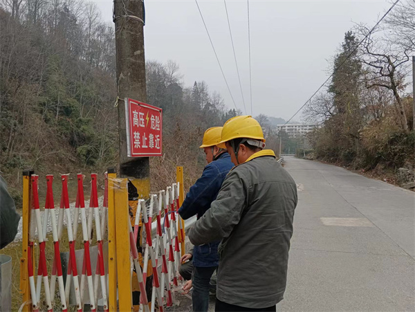 针对公路两旁边的电力设备，供电员工为其加装“高压危险，请勿靠近”警示牌，提醒过往行人注意安全，保护电力设施安全稳定运行.jpg