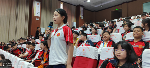 学生积极抢答提问.jpg