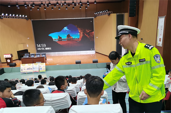 宣讲警官发放宣传手册.jpg