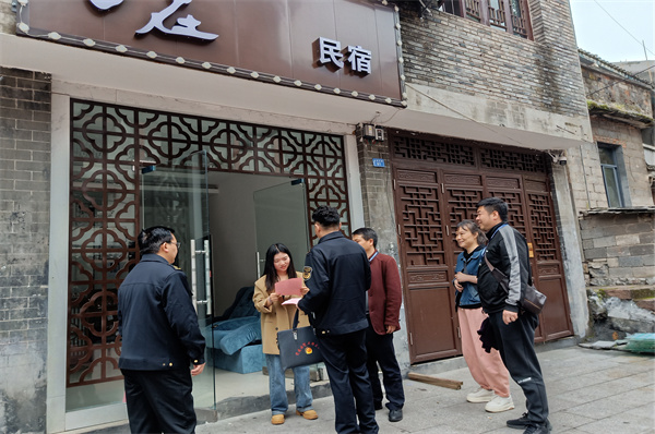 工作人员向民宿宣传.jpg.jpg