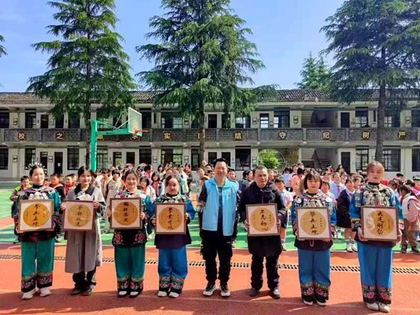 凤凰县山那边公益协会党支部书记李向阳为班级捐赠书法作品。.jpg