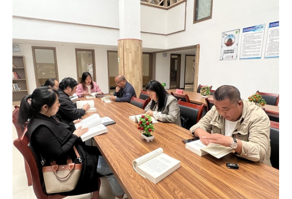 凤凰县图书馆集中学习《习近平谈治国理政》第四卷