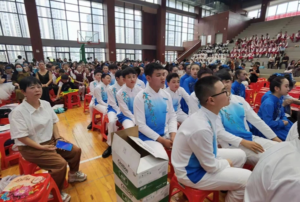 激烈的比赛现场.jpg