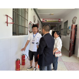 凤凰县廖家桥镇应急办与执法队联合对本辖区内学校进行安全检查
